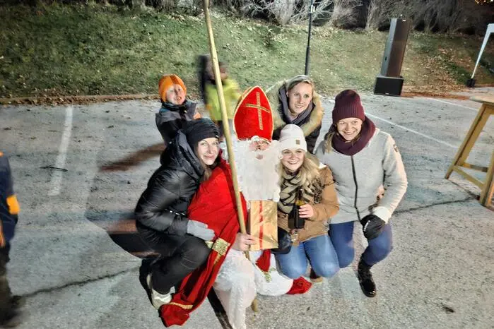 Im Anschluss kam dann der Nikolo und verteilte Geschenke. Natürlich war auch für das leibliche Wohl gesorgt, mit Glühwein und Maroni.  