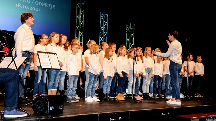 Im Mittelpunkt des Kulturprogrammes stand die Jugend. Der Chor der Volksschule Bleiburg unter der Leitung von Traudi Katz-Lipusch eröffnete das Fest mit Liedern und Texten.
