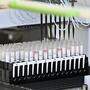 In den Labors werden auf Hochtouren Coronatests ausgewertet (Sujetbild)