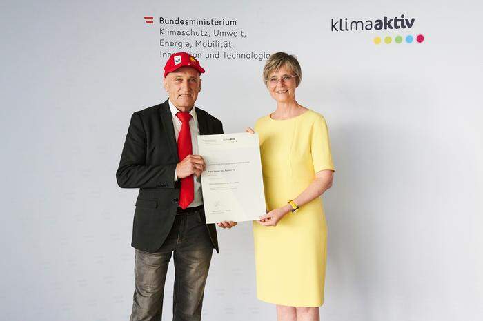 Franz Dorner nimmt den klimaaktiv-Preis für energieeffiziente Betriebe von Bettina Bergauer (Bundesministerium für Klimaschutz) entgegen
