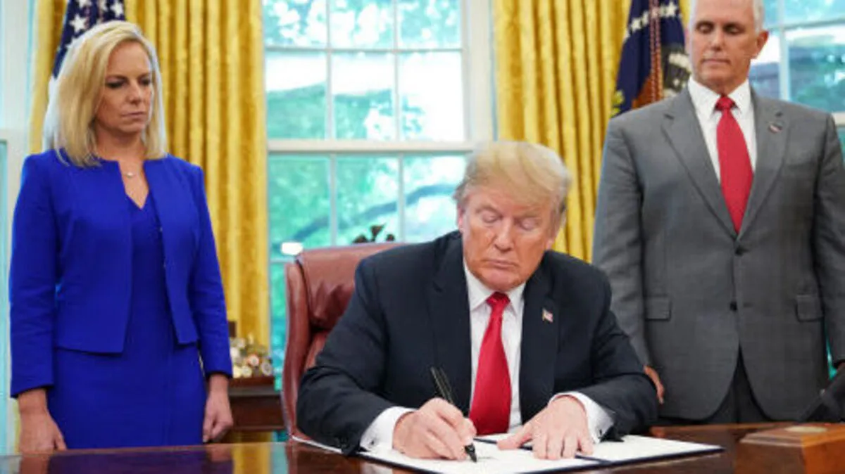 Flankiert von Innenministerin Kirstjen Nielsen und Vizepräsident Mike Pence unterschreibt US-Präsident Donald  Trump das Dekret