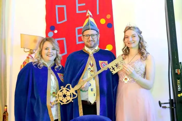 Mit elf Nummern hat das Präsidium um Christian Haberl (Präsident), Sarah Krall (Präsidentin, links) und Lisa-Marie Zemasch (Prinzessin, rechts) auch heuer wieder ein außergewöhnliches Programm auf die Beine gestellt. 