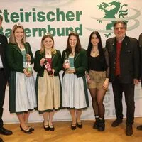 Ballweinverkostungsleiter Martin Palz, die drei Weinhoheiten, Sängerin Anna-Sophie, Künstler Wolfgang Garofalo und Bauernbund-Direktor Franz Tonner