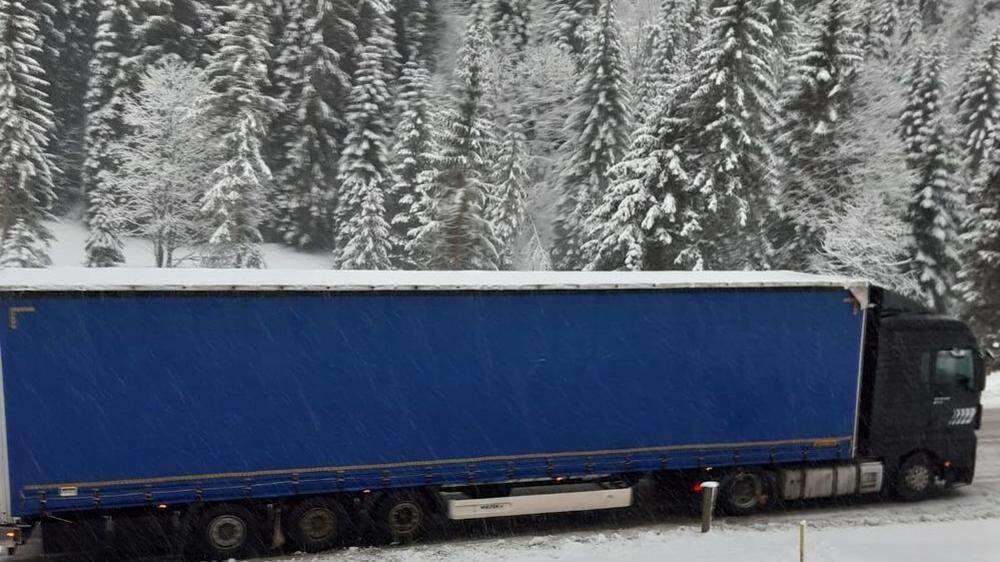 Tief winterliche Verhältnisse und ein Fahrverbot hielten auch diesen LKW nicht davon ab, den Tauern überqueren zu wollen