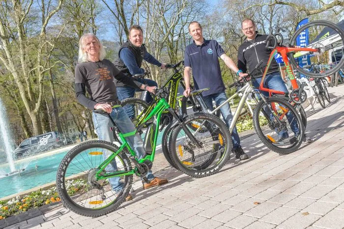 Die Oberkärntner Fahrradfachhändler stellten ihre Modelle rund um den Brunnen im Schlosspark aus.