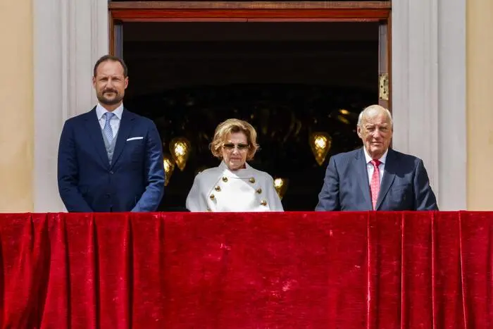 Der nunmehrige König Haakon mit seinen Eltern Königin Sonja und dem verstorbenen König Harald