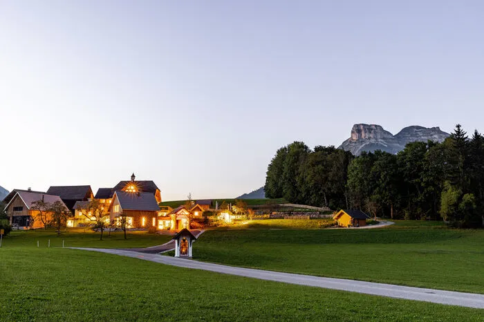 Die werte Nachbarschaft? Loser, Sarstein, Trisselwand – um nur einige zu nennen. Ach ja, auch der Dachstein hält nicht unweit sein angezuckertes Antlitz in die Herbstsonne.