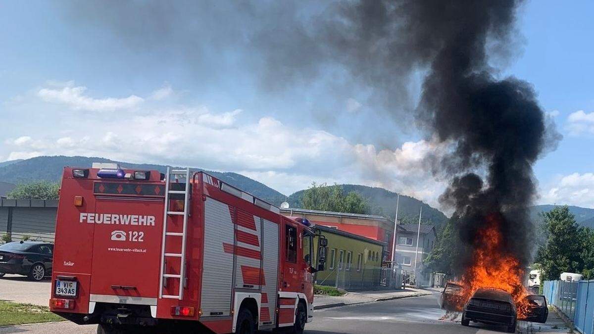 Beim Eintreffen der alarmierten Hauptfeuerwache Villach stand der Pkw bereits in Vollbrand