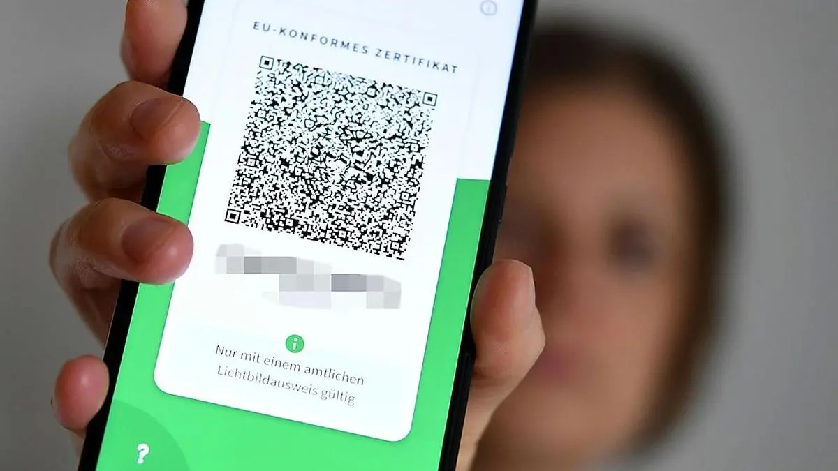 ABD0011_20210705 - WIEN - ÖSTERREICH: ++ THEMENBILD ++ Illustration zum Thema "Corona / Grüner Pass / Impfnachweis / Impfzertifikat / App". Das Gesundheitsministerium stellt in Zusammenarbeit mit dem Bundesrechenzentrum eine App für den Grünen Pass zur Verfügung. Die digitale Anwendung soll eine sichere Offline-Speicherung der EU-konformen Zertifikate inklusive QR-Code sowie einen einfachen Vorweis selbiger bei Zutritten und Reisen innerhalb der Europäischen Union ermöglichen. - FOTO: APA/HELMUT FOHRINGER