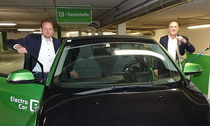 Dieter Maschitz, energie Steiermark, und Jean-Erich Treu bei den neuen E-Tankstellen in der LCS-Tiefgarage