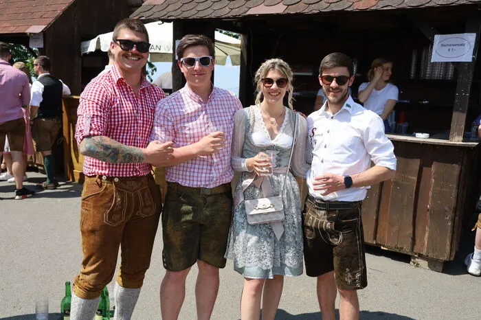 Bunte Dirndlkleider und Lederhosen standen hoch im Kurs.