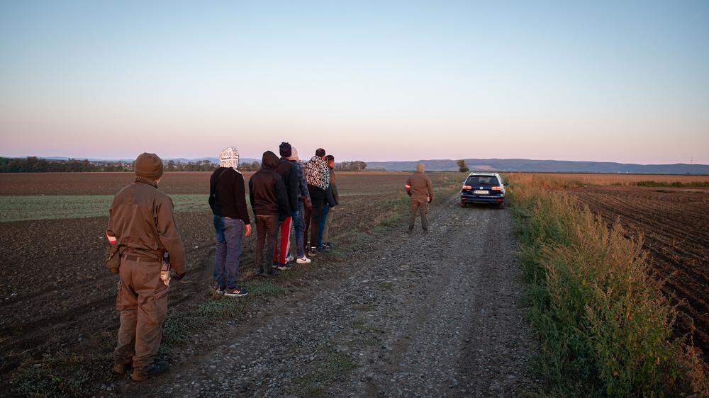 Im gesamten Burgenland greifen Soldaten täglich rund 400 illegale Migranten auf 