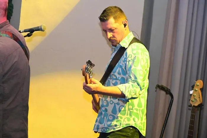 Als Gästesänger traten Kurt Wordian und Lilly Rottensteiner auf und der Fendrich-Gitarrist Martin Roth begeisterte einmal mehr mit fantastischen Riffs auf seiner E-Gitarre. 