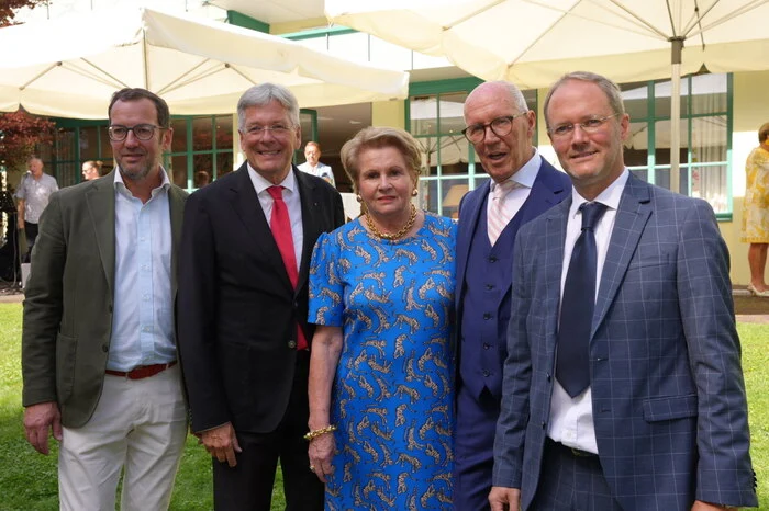 Christian Schroth, Landeshauptmann Peter Kaier, Inge, Rainer und Martin Schroth. Der Landeshauptmann verlieh dem Kurarzt das Große Ehrenzeichen des Landes.