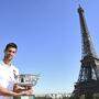 Djokovic posierte mit seiner Trophäe vor dem Eiffelturm 