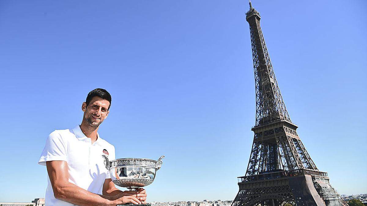 Djokovic posierte mit seiner Trophäe vor dem Eiffelturm 