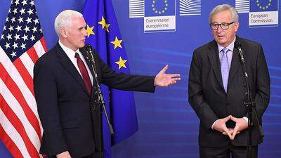Mike Pence und Juncker, der körpersprachlich offenbar Anleihen bei Angela Merkel nimmt 