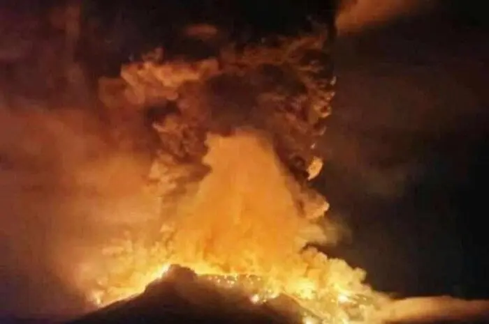 In den letzten Jahren sind in Indonesien mehrere Vulkane ausgebrochen. Im Dezember 2023 wurden die Leichen von elf Wanderern an den Hängen des Mount Marapi gefunden. Davor wurden bei einem Ausbruch eine Aschesäule von fast 3.000 Metern ausgespuckt.