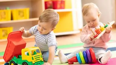 babys kleinkinder spielen spielzeug baby; sujet