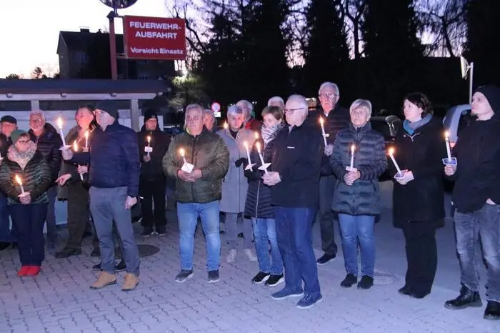 Und es waren einige hundert Menschen auf den Vorplatz des Rüsthauses gekommen, auch Feuerwehrkameraden von umliegenden Wehren, an der Spitze BR Klaus Gehr vom Bereichsfeuerwehrverband und Bürgermeister Bernd Osprian aus Voitsberg. 