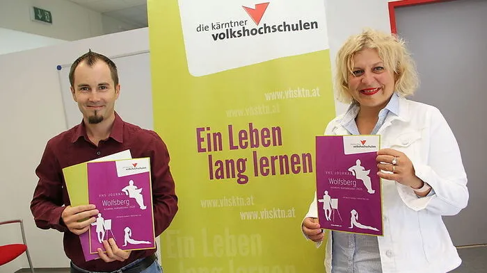 Von links: Mathias Kuchernig und Beate Gfrerer von der Kärntner Volkshochschule
