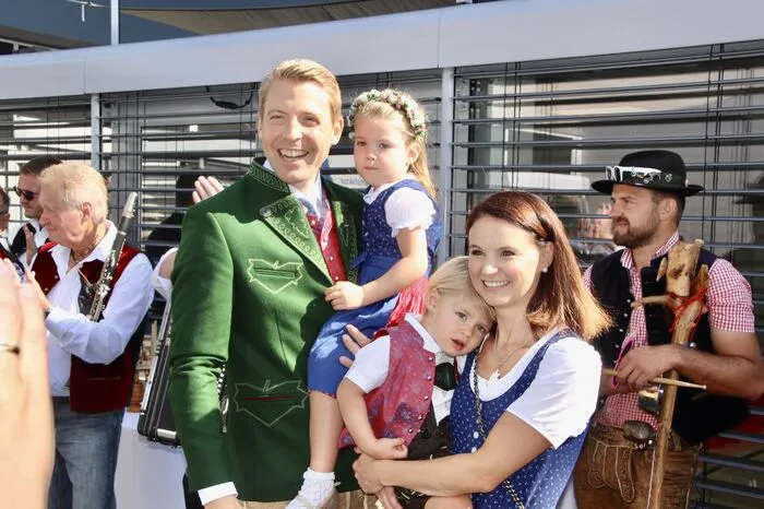 Hauschef Philipp Gady zeigte sich mit Frau Nadina und Familie in ihrer eigenen "Gady Tracht".