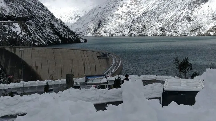 Nach dem Schneefall der vergangenen Tage ist die Straße zum beliebten Ausflugsziel wieder frei.