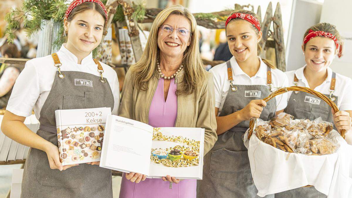 Stolz auf das Endprodukt: Direktorin Michaela Graßler mit den Schülerinnen und Schülern.