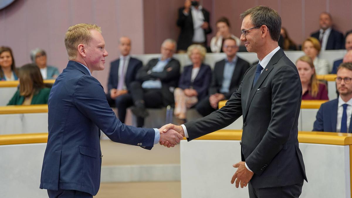 Hand drauf: Landeshauptmann Markus Wallner (ÖVP, r.) und Statthalter Christof Bitschi, FPÖ 