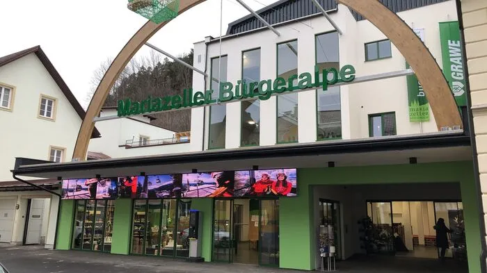 Nach 187 Tagen wurde am Samstag die neue Mariazeller Gondelbahn offiziell eröffnet, das Interesse der Bevölkerung war groß.
