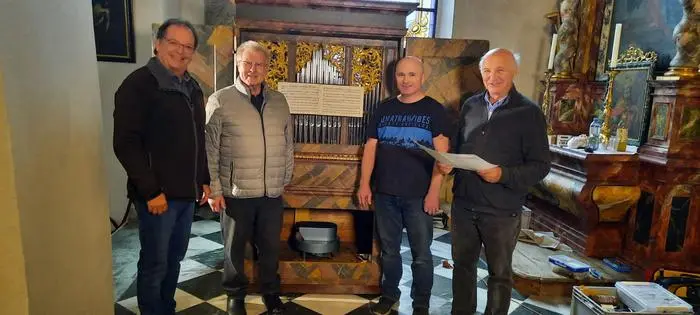 Arnulf Prasch vom ORF Kärnten, Pfarrer Hans Peter Blümel, der Orgelbauer Tomaz Mocnik und Stiftsorganist Alois Gaggl. 
