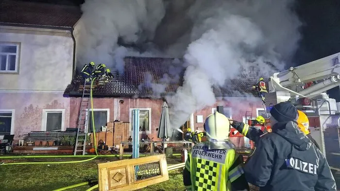 Der Brand dürfte laut Feuerwehr an mehreren Stellen ausgebrochen sein