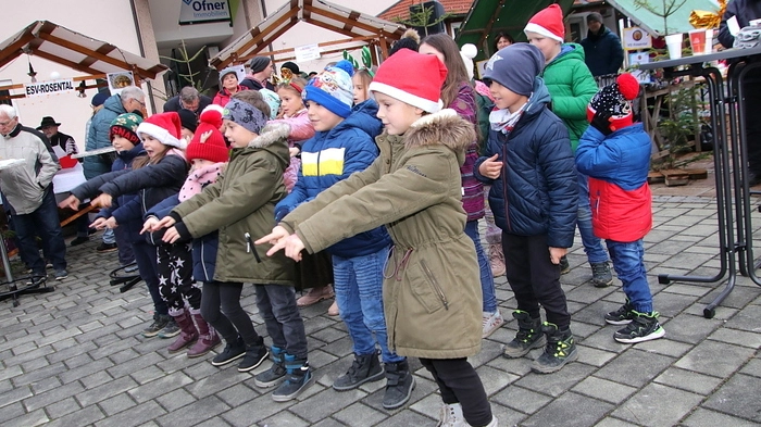 Zu einem kleinen, aber feinen und heimeligen Christkindlmarkt lud die Gemeinde Rosental mit Bürgermeister Johannes Schmid und Vizebürgermeisterin Martina Weixler ein.