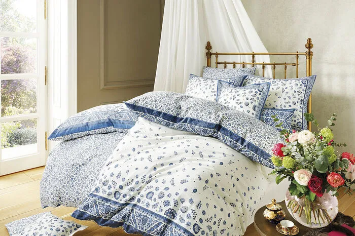 ...„Paisley“, „Provence“ und „Peony“ sind die klingenden Namen für Bettwäschen und Zierkissen in unterschiedlichen Formaten, die französische Leichtigkeit in Österreichs Schlafzimmer bringen soll...