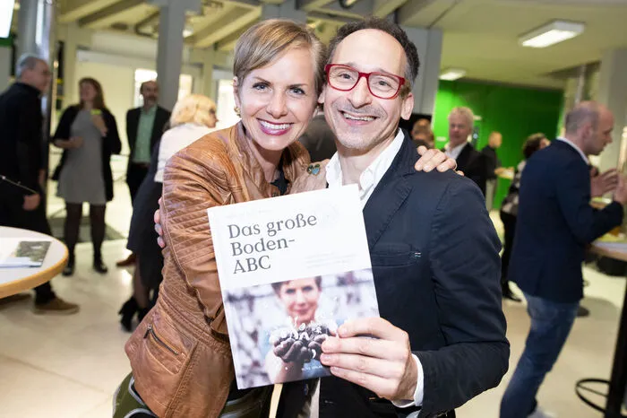 Seit 20 Jahren beschäftigt sie sich intensiv mit dem Thema Ökologie im Garten. In ihrem Boden-ABC, das in Zusammenarbeit mit Co-Autor Wolfgang Schober entstand, verrät sie auf spielerische Art und Weise all ihre Geheimrezepte für gesunde Böden im Kreislauf der Natur.