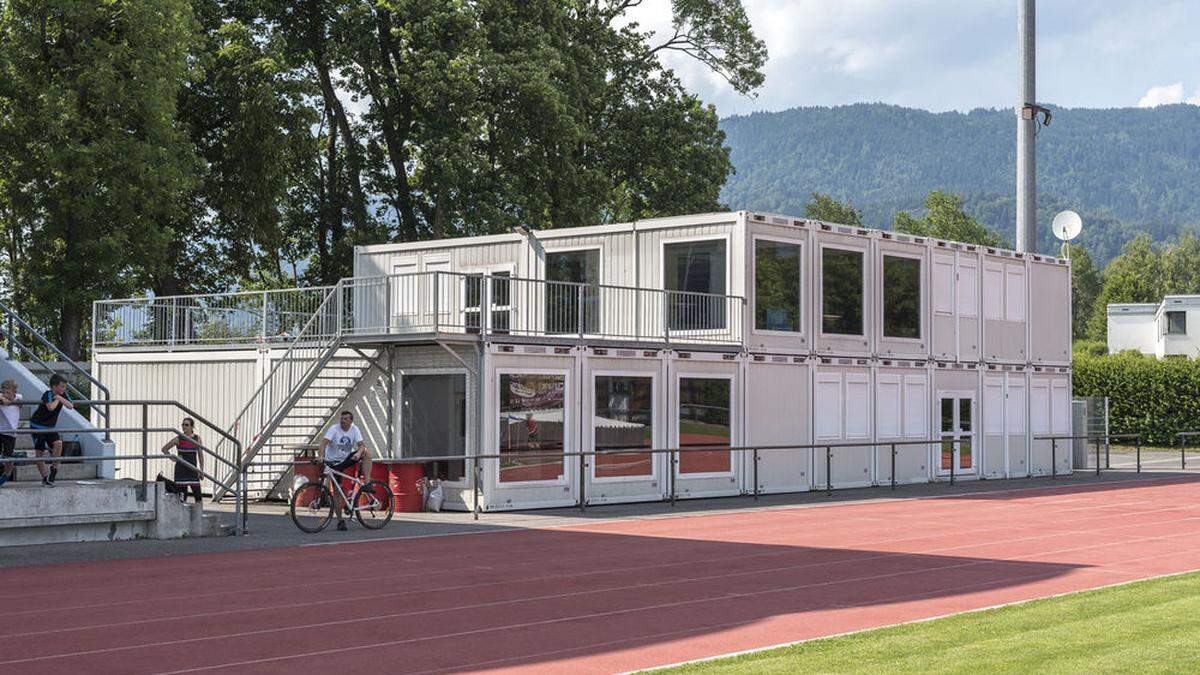 Diese insgesamt 32 Container müssen demnächst aus dem Stadion-Lind entfernt werden 