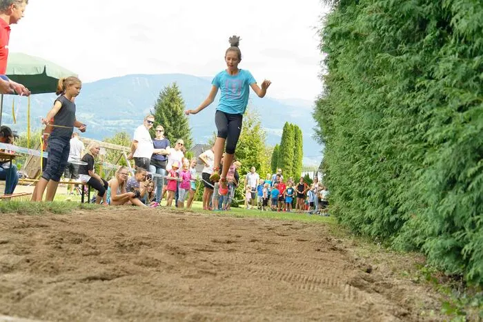 An insgesamt drei Stationen- Ballwurf, Weitsprung und 60-Meter Lauf- konnten sich die teilnehmenden Kinder richtig austoben.