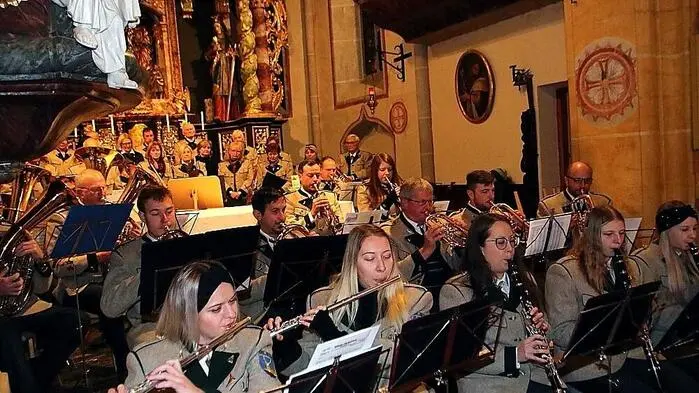 In die Pfarrkirche von Hirschegg, auch liebevoll das „Hirschegger Münsterlein“ genannt, lud die Ortsmusikkapelle Hirschegg mit Obmann Stefan Hiebl am vergangenen Samstag zum traditionellen Adventkonzert ein. 
