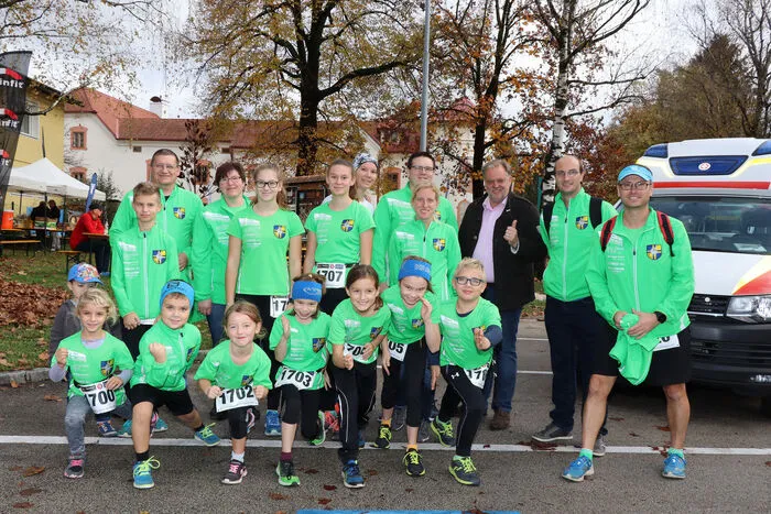 Extra aus Neustift im Felde in Niederösterreich ist der Sportclub mit 27 Teilnehmerinnen nach Feldkirchen angereist! Am Foto mit Bürgermeister Martin Treffner (3. von rechts).