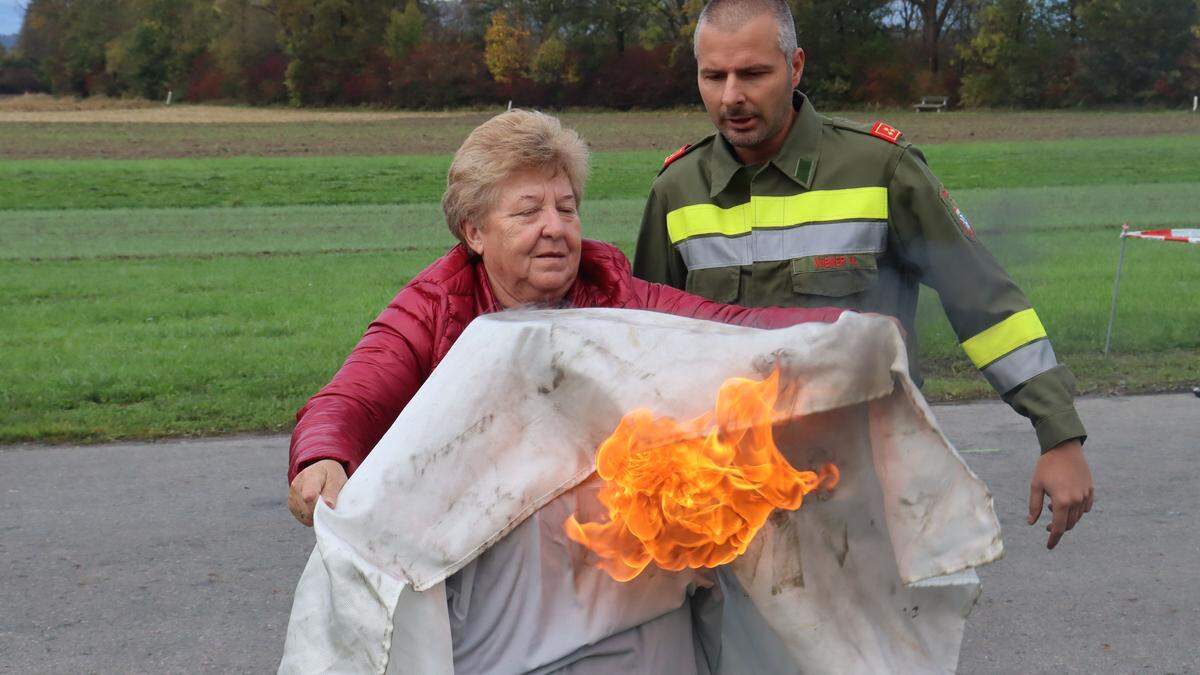 Beim Tag der offenen Tür der Feuerwehr Mooskirchen konnte man sich daran versuchen, einen Küchenbrand zu löschen