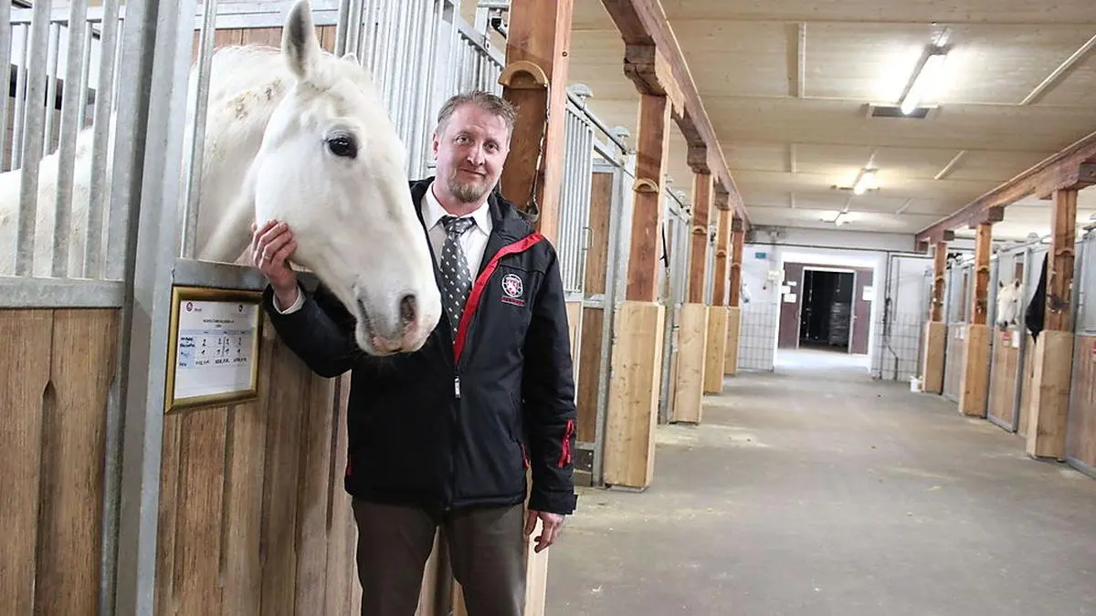 Gestütsleiter Erwin Movia mit Neapolitano Allegra im Seniorenstall im Lipizzanergestüt Piber