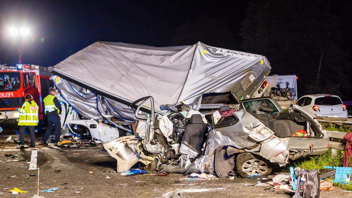 Drei Insassen eines niederländischen Autos wurden getötet. 