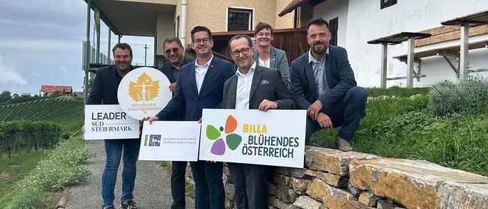 Vor der Trockensteinmauer in Kitzeck zogen sie Bilanz: Josef Fischer (Bgm. Kitzeck),  Karl Habisch (Obmann Naturpark Südsteiermark), Gerhard Hirschmann (Regionsvorsitzender), Robert Nagele (Vorstand Blühendes Österreich), Anna Luidold (Projektleiterin) und Kilian Cresnik (Leiter Naturpark Südsteiermark)