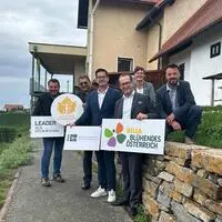 Vor der Trockensteinmauer in Kitzeck zogen sie Bilanz: Josef Fischer (Bgm. Kitzeck),  Karl Habisch (Obmann Naturpark Südsteiermark), Gerhard Hirschmann (Regionsvorsitzender), Robert Nagele (Vorstand Blühendes Österreich), Anna Luidold (Projektleiterin) und Kilian Cresnik (Leiter Naturpark Südsteiermark)