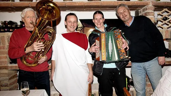Der Urbanus ist eine Marke der Römerweinstraße und beschreibt einen leichten, trockenen und duftigen Wein. Zu Ehren des Weinpatrons der Region, Papst Urban I., wird ein Feuerritual gehalten, bei dem sich Winzerinnen und Winzer standesgemäß als Römerinnen und Römer verkleiden.