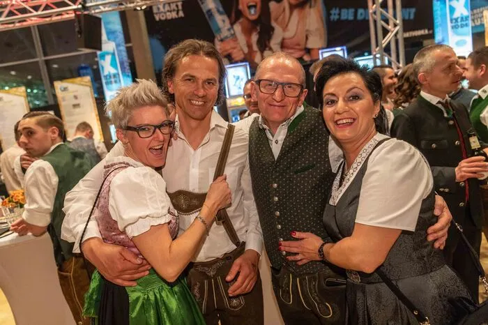 In der Grazer Stadthalle ging der 70. Bauernbundball über die Bühnen und 16.000 Gäste feierten mit. Nicht nur auf den Tanzflächen ging die Post ab - sondern auf 40.000 Quadratmetern Feierfläche ...