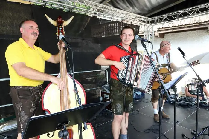 Am Foto „Schloßbichl Buam“ aus Gmünd mit Robert & Patrick Wirnsberger und Josef Bärnthaler. 