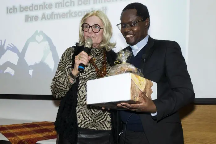 Dessen Leiterin Renate Perner zeigte sich erfreut über den großen Zuspruch und das lebhafte Interesse des Publikums. Nziranziza, der seit 2019 in Österreich wirkt und vor einem Jahr in der Stadtpfarre Judenburg begrüßt wurde, spannte in seinem Vortrag einen Bogen von persönlichen Erfahrungen bis zur Geschichte seines Landes. 