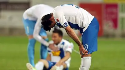 ABD0201_20160511 - GRDIG - STERREICH: Die SV Grdig-Spieler (v.l.n.r.) Cican Stankovic, Daniel Schtz und Robert Strobl am Mittwoch, 11. Mai 2016, nach Ende der tipico-Bundeslig-Begegnung zwischen SV Grdig und Red Bull Salzburg in Grdig. - FOTO: APA/KRUGFOTO