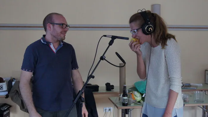 Valerio Zanini und die Slowenin Urska nehmen Geräusche auf. In diesem Fall, wie sie von einem Apfel beißt.